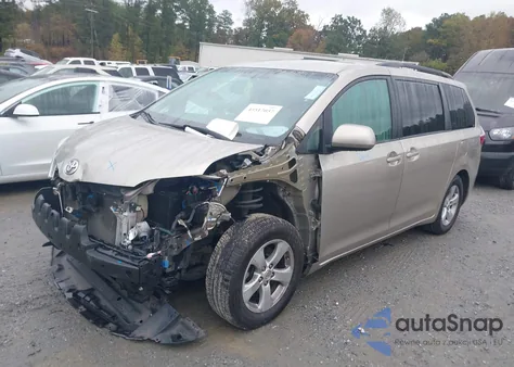 2015 Toyota Sienna Le 8 Passenger z USA, uszkodzony, nr VIN 5TDKK3DC2FS571391